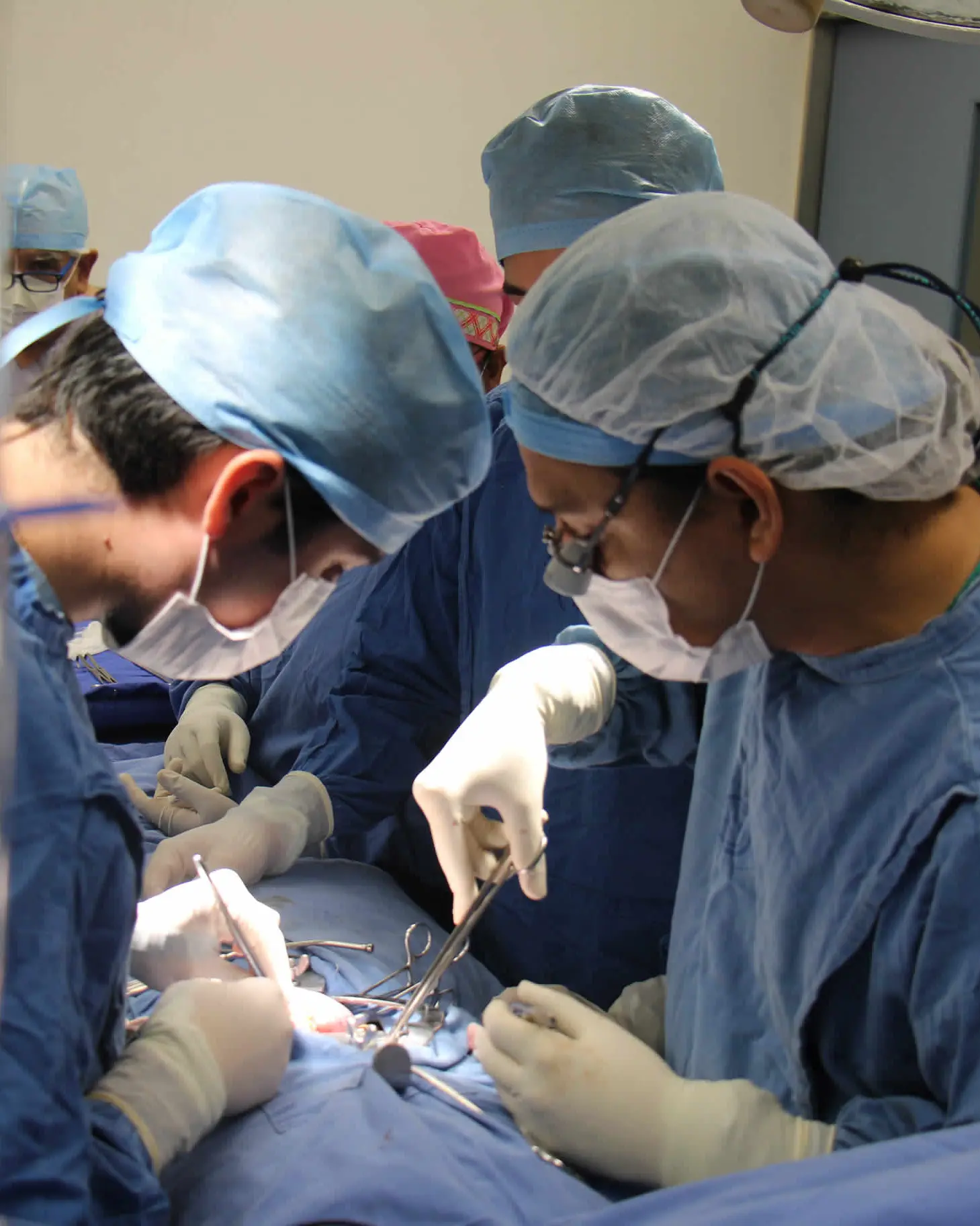  Equipo de cirujanos realizando un transplante de riñones